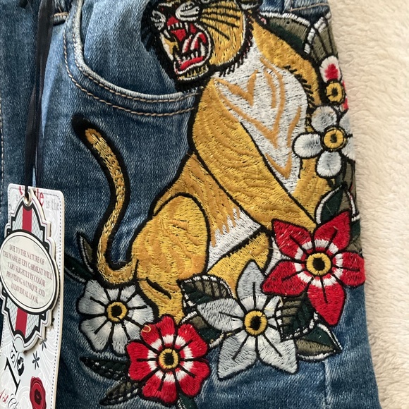 🌼4/$10🌼 NWT [1st KISS ] Wild Cat Embroidered Short Shorts | Junior 3 - Picture 3 of 5